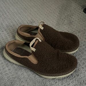 Men’s Merrell Brown Fuzzy Slip-On Shoes size 9